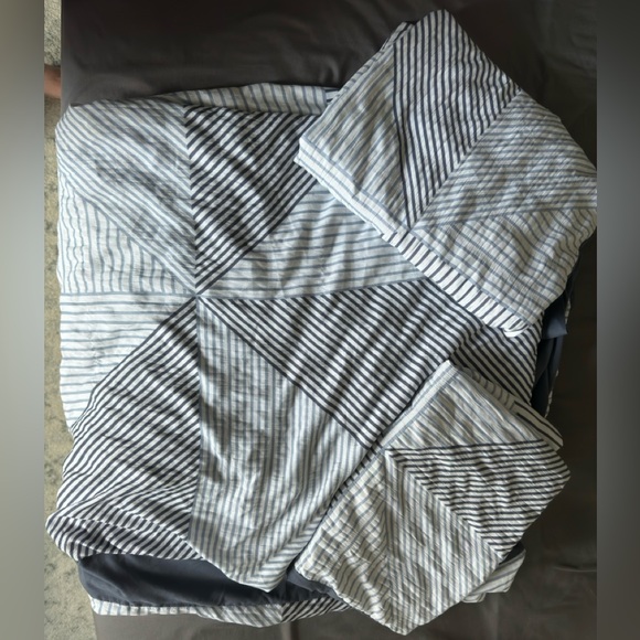 Full-size duvet cover and 2 shams. Excellent condition! - Picture 2 of 3